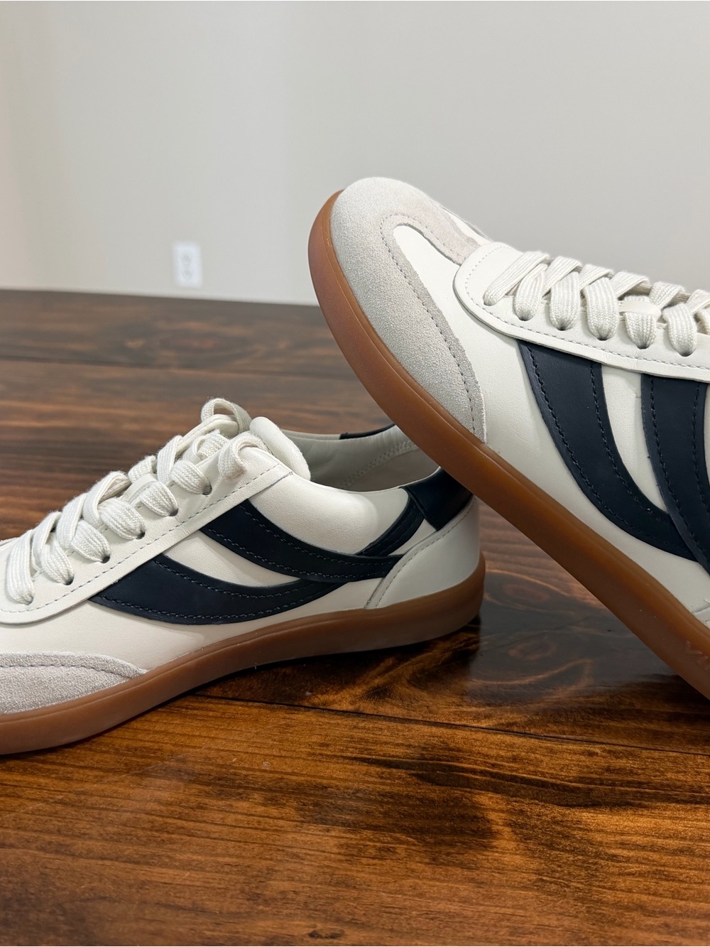 Vince Oasis Sneakers US 8 Cream Navy Leather Suede Gum Sole Retro Minimalist